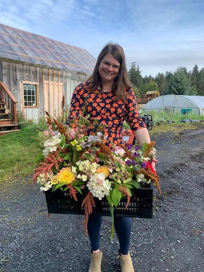 meghan kelly holding flowers